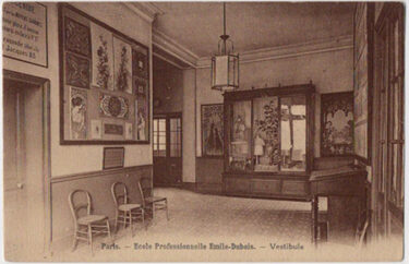 1900年頃のミュシャの絵が写っている写真
